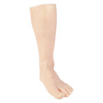 Gamba in silicone beige per pratica di tatuaggi su sfondo bianco