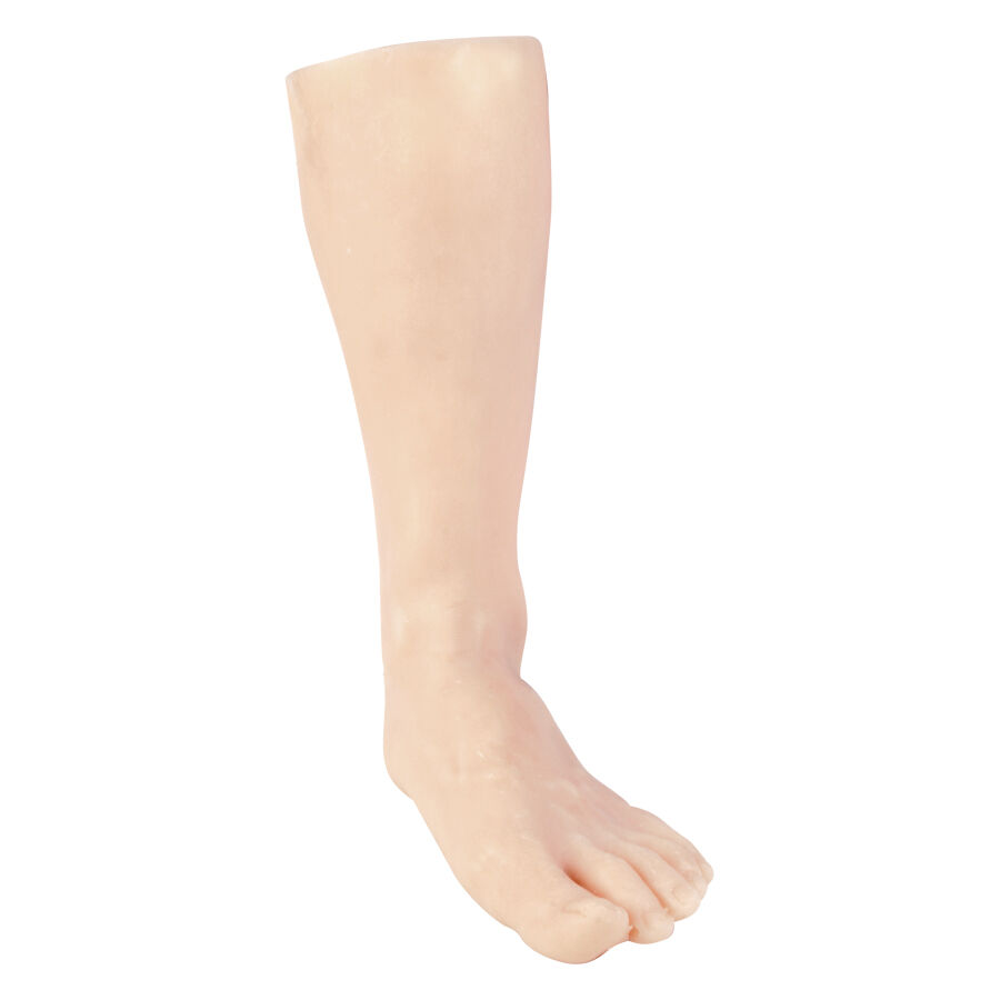Gamba in silicone beige per pratica di tatuaggi su sfondo bianco