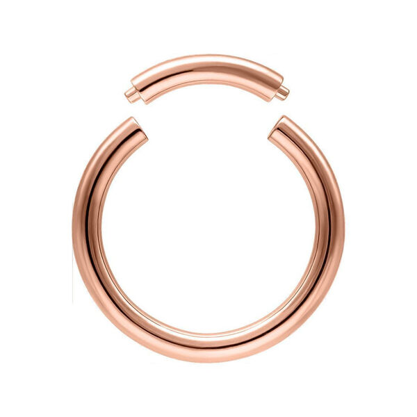 Anillo segmentado de oro rosa de titanio con 1,6 mm de grosor y 10 mm de diámetro interno sobre fondo blanco