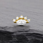 Goldener Moissanite-Aufsatz mit fünf Steinen auf dunklem Hintergrund