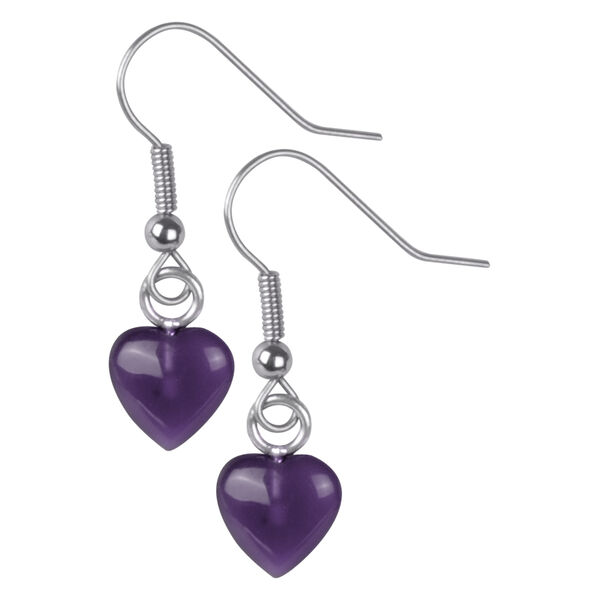 Pendientes de corazón lila de plata sobre fondo blanco