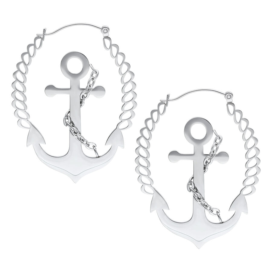 Dos pendientes de ancla plateados con diseño de cadena sobre fondo blanco