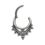 Anillo piercing plateado con bolas sobre fondo blanco