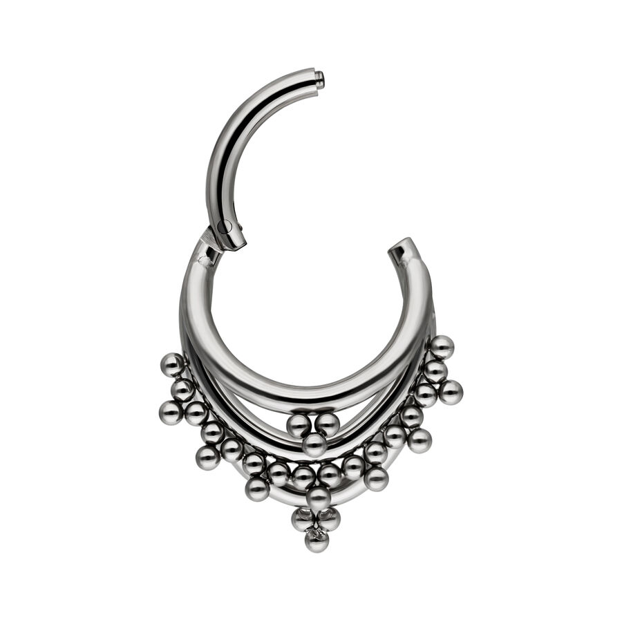 Anillo piercing plateado con bolas sobre fondo blanco
