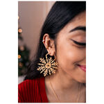 Earcuff unisex a catena in acciaio chirurgico in oro rosa all'orecchio di una persona