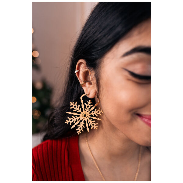 Unisex ketju-earcuff kirurginteräksestä ruusukullassa henkilön korvassa