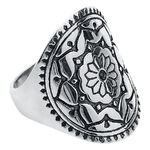 Anillo Mandala plateado de acero quirúrgico con diseño detallado sobre fondo blanco