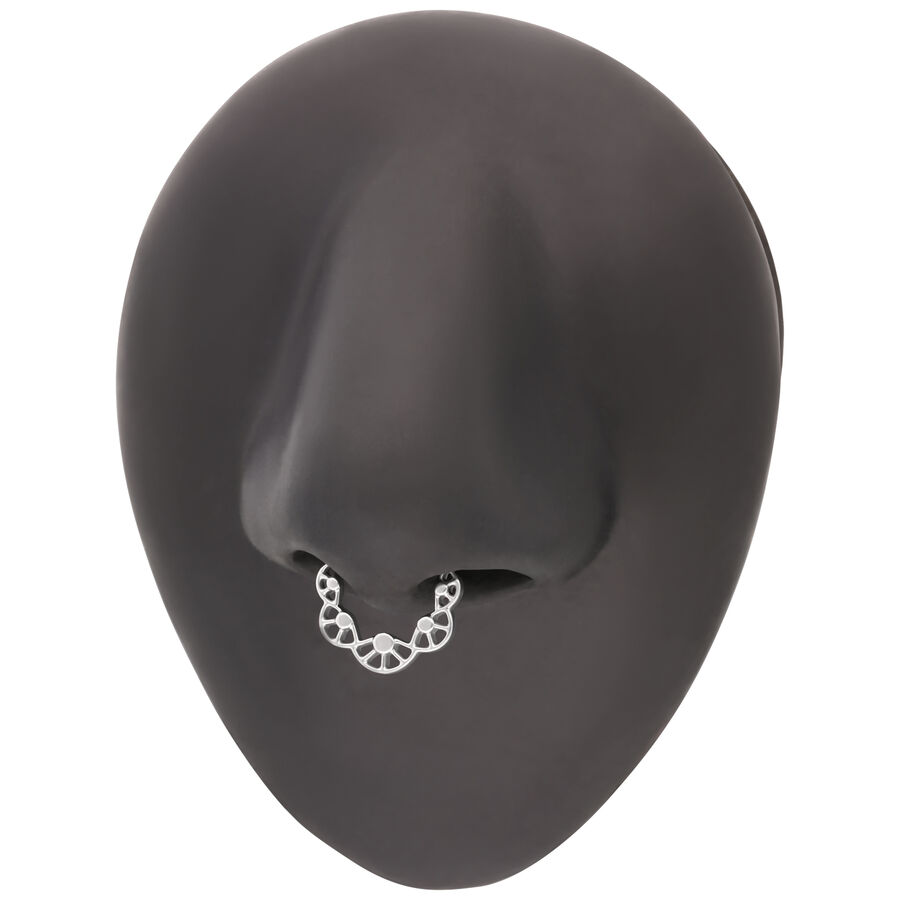 Anello piercing argento su modello di naso nero su sfondo bianco