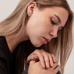Mujer con disco Triple Piercing de plata en la oreja, perfil lateral