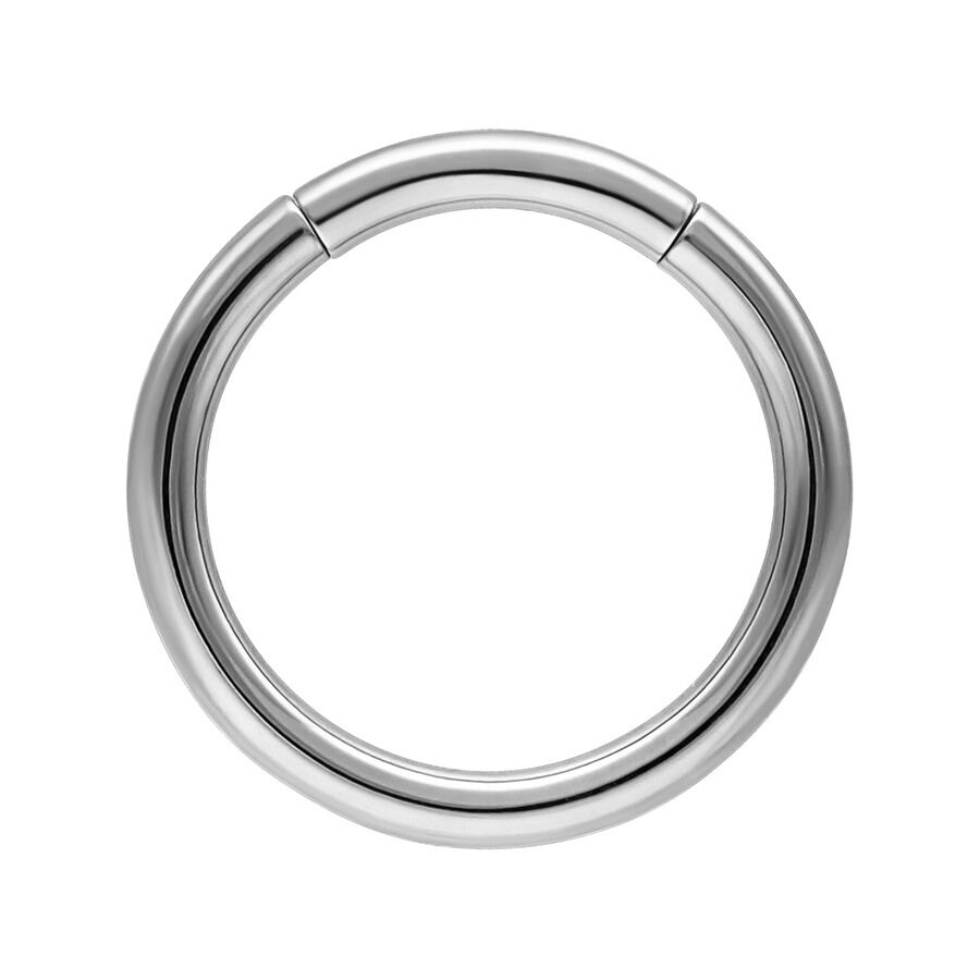 Anillo segmentado de titanio plateado sobre fondo blanco, liso y redondo.
