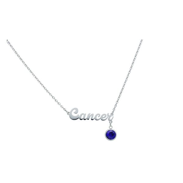 Collar plateado con inscripción 'Cáncer' y colgante de cristal azul sobre fondo blanco