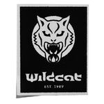 Schwarz-weißer Wildcat Sticker mit grimmigem Katzengesicht und Logo