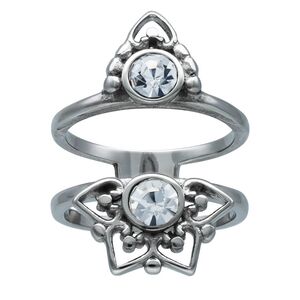 Silberner Ring mit Kristall und filigranem Design Silberner Fingerring aus Chirurgenstahl mit klaren Kristallen auf weißem Hintergrund