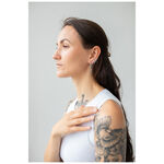 Mujer con cabello largo lleva Little Square Crystal Hoops en plata