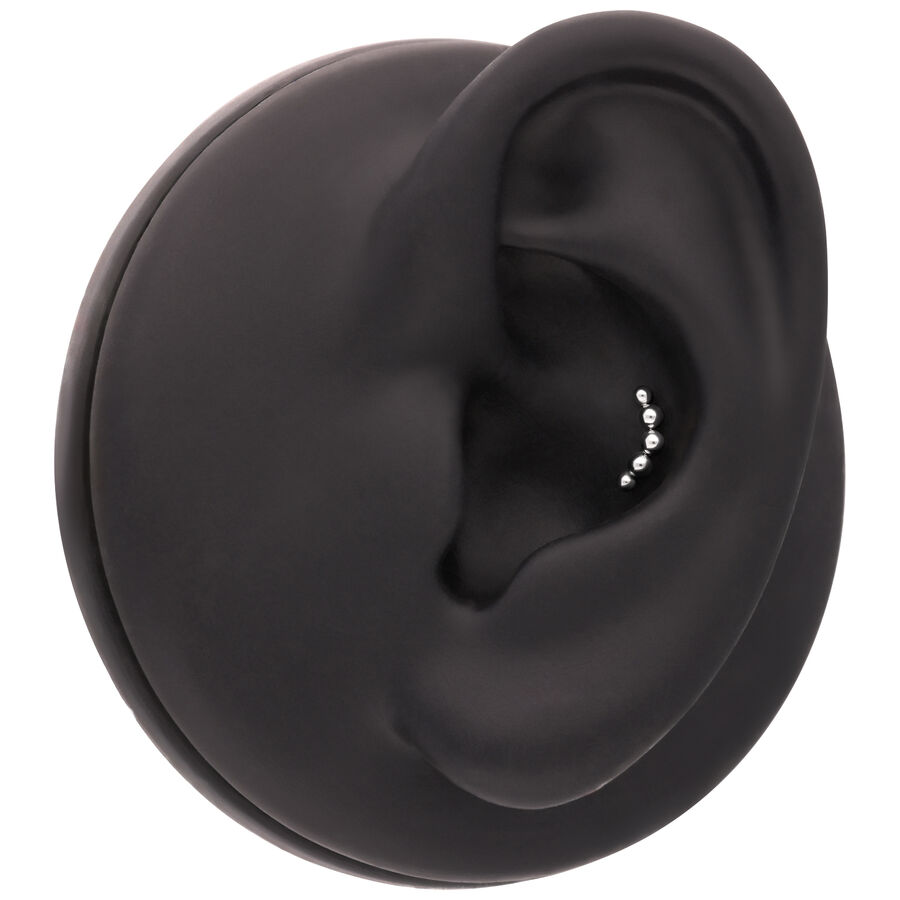 Accessorio nero per piercing all'orecchio con piccole sfere argentate su sfondo nero