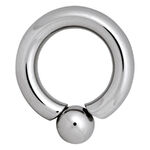 Anillo de titanio plateado con cierre de bola sobre fondo blanco