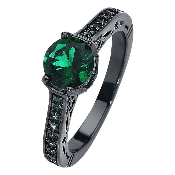 Anillo negro de acero quirúrgico con cristal verde esmeralda sobre fondo blanco