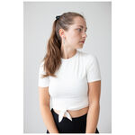 Mujer con pendientes Little Cross Hoops, camiseta blanca, de lado