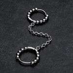 Orecchini a cerchio doppi con sfere in argento e catena su sfondo scuro