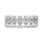 Anello piercing in argento con cristalli chiari su sfondo bianco
