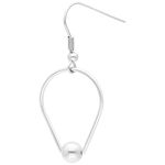 Pendientes de aro en forma de lágrima plateados con colgante de bola sobre fondo blanco