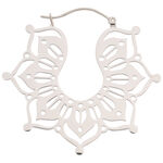 Magnolia Hoops in acciaio inossidabile argento con design filigranato su sfondo bianco
