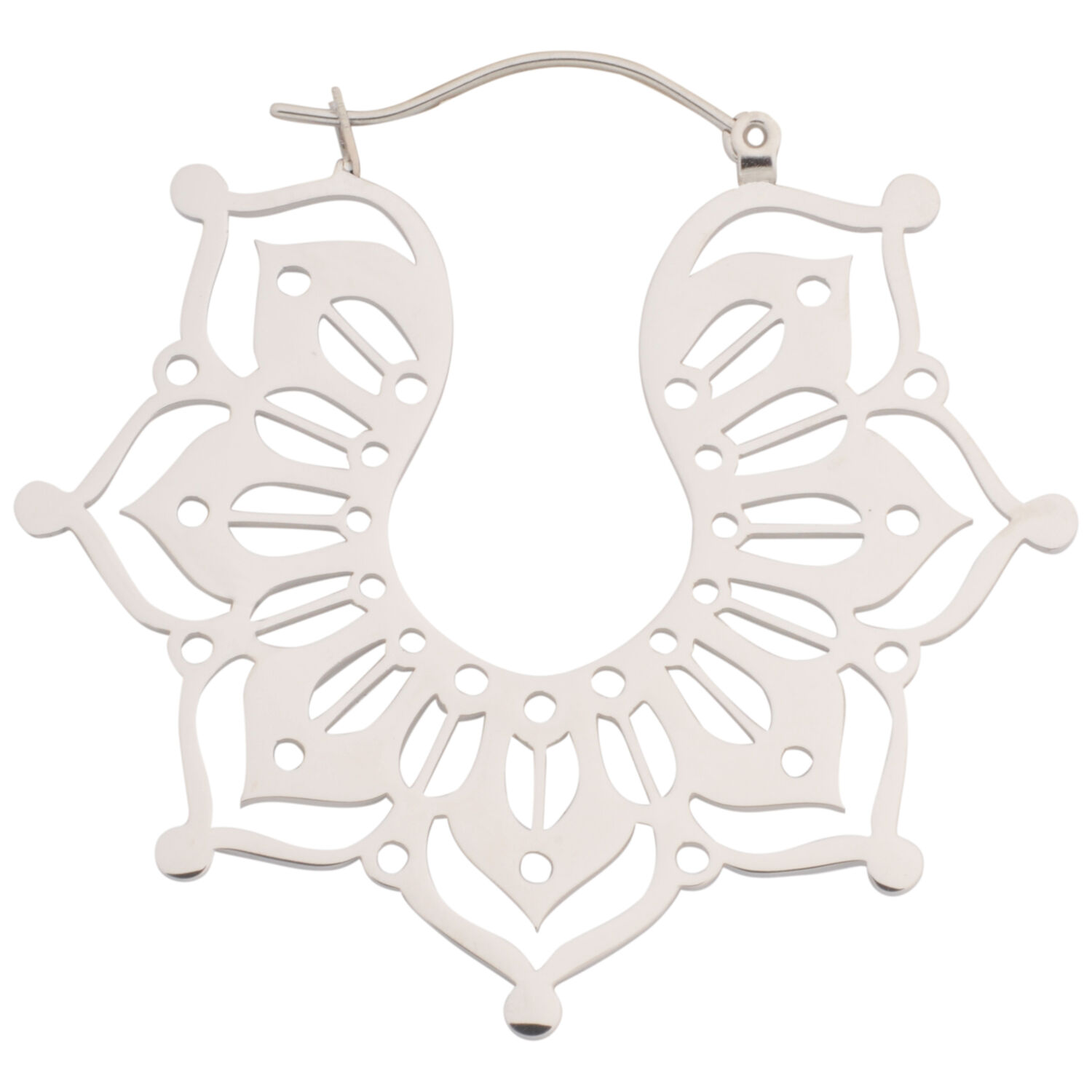 Magnolia Hoops aus Edelstahl in Silber Silberne Magnolia Hoops aus Edelstahl mit filigranem Design auf weißem Hintergrund