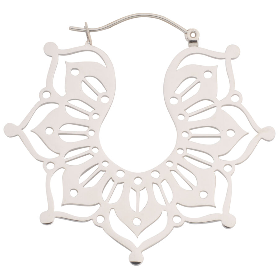 Magnolia Hoops in acciaio inossidabile argento con design filigranato su sfondo bianco