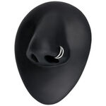 Piercing Clicker de doble fila en plata sobre modelo de nariz negra