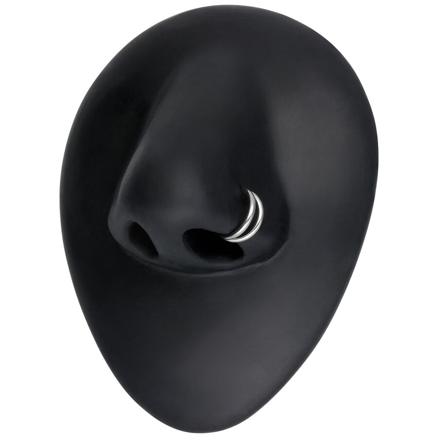 Piercing Clicker de doble fila en plata sobre modelo de nariz negra