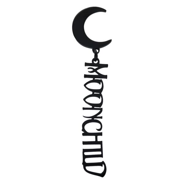 Pendientes negros con motivo de luna y la inscripción 'Moonchild' sobre fondo blanco