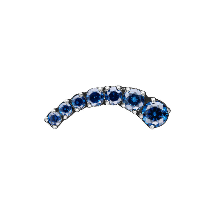 Attacco argentato con cristalli zaffiro blu, forma curva, su sfondo bianco