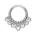 Clicker septum argento con design dettagliato a forma di cattedrale su sfondo bianco