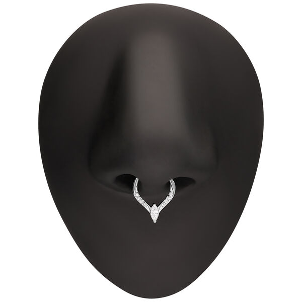 Anillo de piercing plateado con gota de cristal en una nariz falsa negra