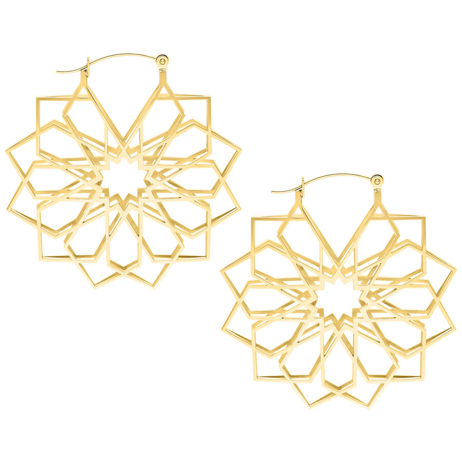 Kaleidoscope Hoops dorati in acciaio chirurgico su sfondo bianco