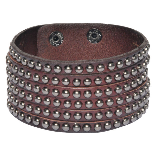 Pulsera de cuero marrón con varias filas de tachuelas metálicas sobre fondo blanco