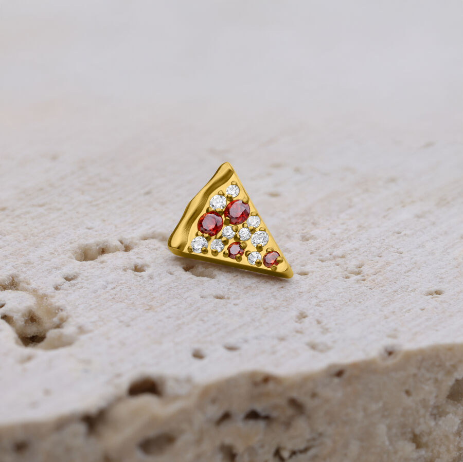 Goldener Pizza-Slice-Aufsatz mit klaren Kristallen auf beigem Hintergrund