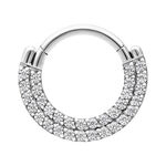 Anello piercing in argento con due file di cristalli chiari su sfondo bianco