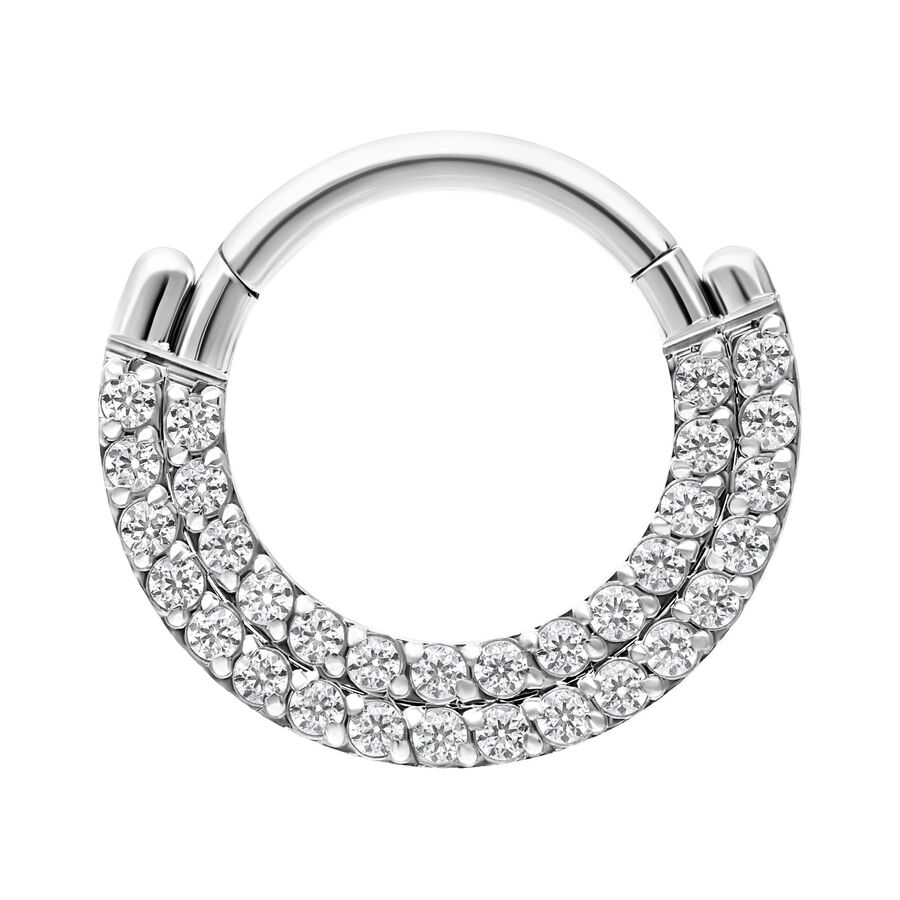Anello piercing in argento con due file di cristalli chiari su sfondo bianco