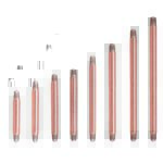 Sette bilancieri in oro rosa di diverse lunghezze su sfondo bianco