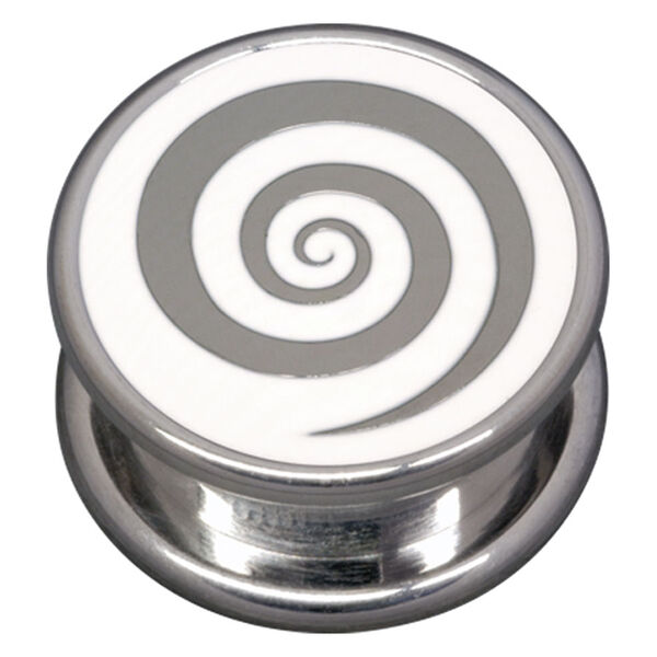 Plug de oreja plateado con grabado en espiral blanco y gris sobre fondo neutro
