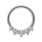 Anello piercing argento con cristalli chiari su sfondo bianco