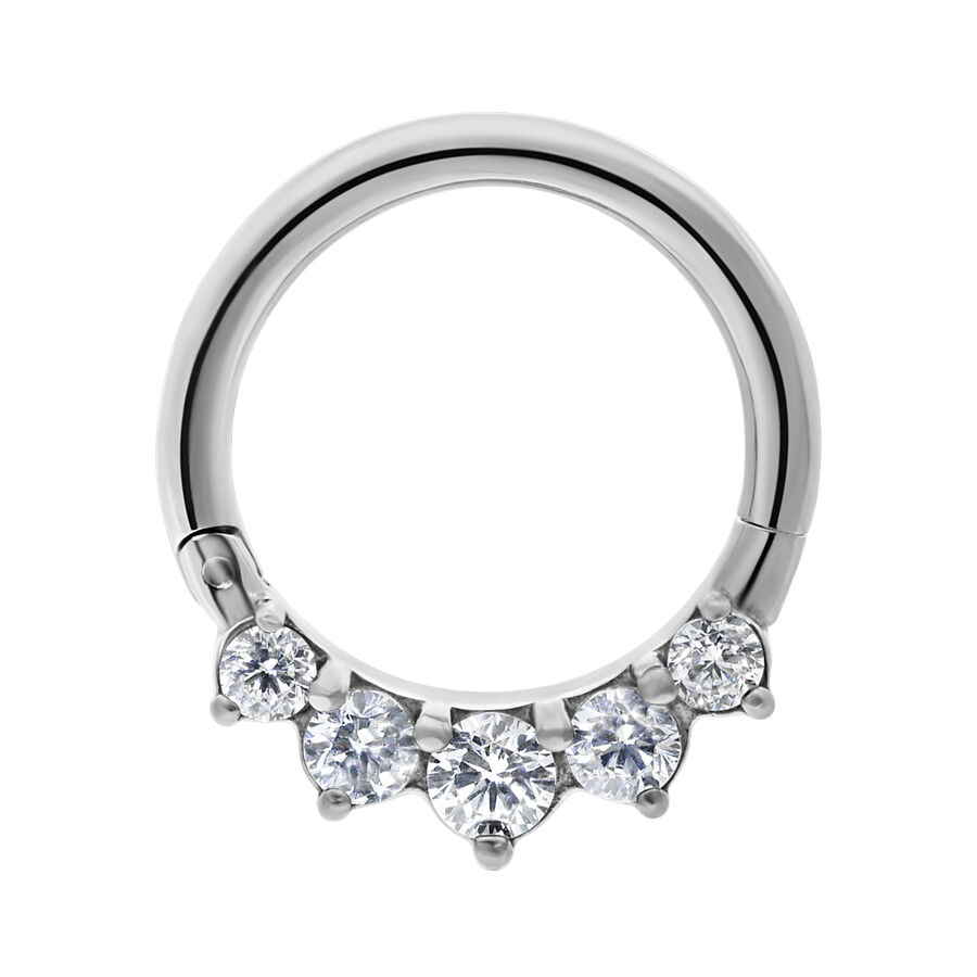 Anello piercing argento con cristalli chiari su sfondo bianco