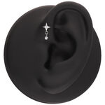 Accesorio de estrella plateada con cristal colgante en un modelo de oreja negra