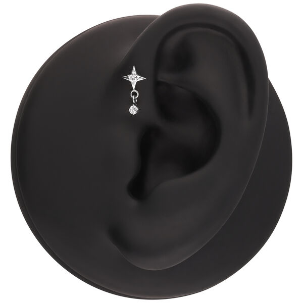 Accesorio de estrella plateada con cristal colgante en un modelo de oreja negra