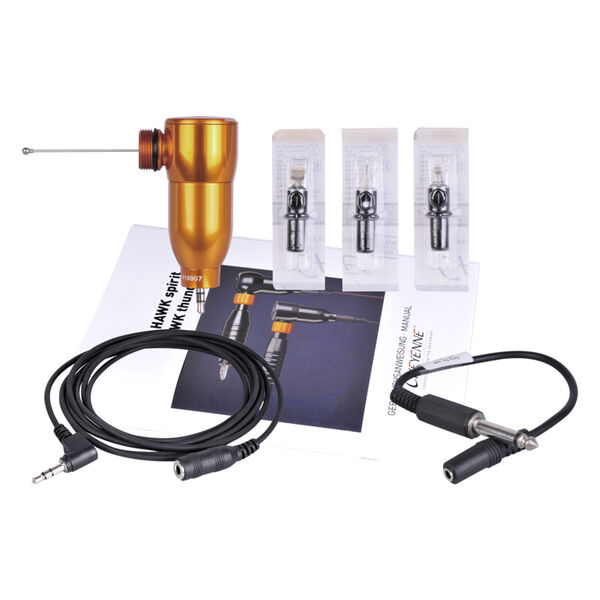 Máquina de tatuar naranja HAWK Spirit con cables y agujas sobre fondo blanco