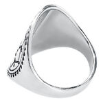 Anillo Mandala plateado de acero quirúrgico con diseño detallado sobre fondo blanco