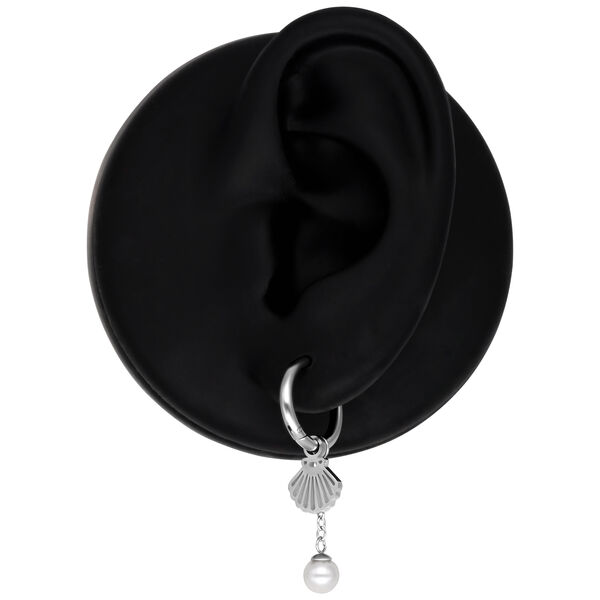 Pendientes colgantes plateados con diseño de concha y perla en soporte de presentación negro