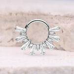 Clicker septum argento con cristalli su sfondo chiaro