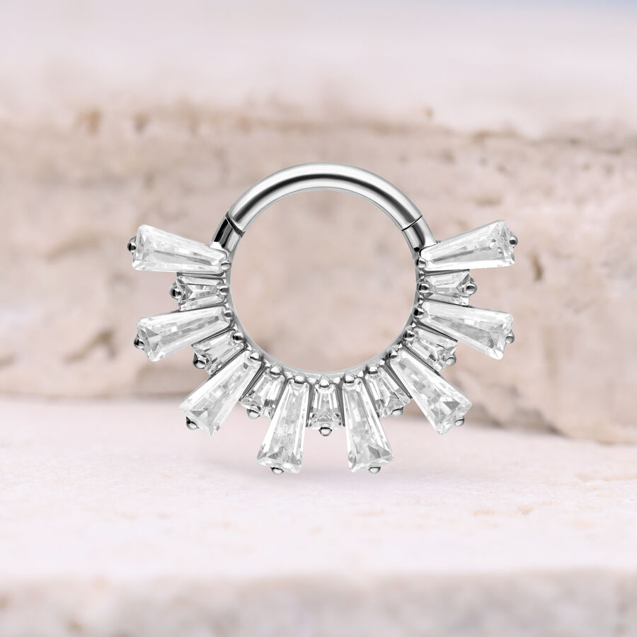 Clicker septum argento con cristalli su sfondo chiaro